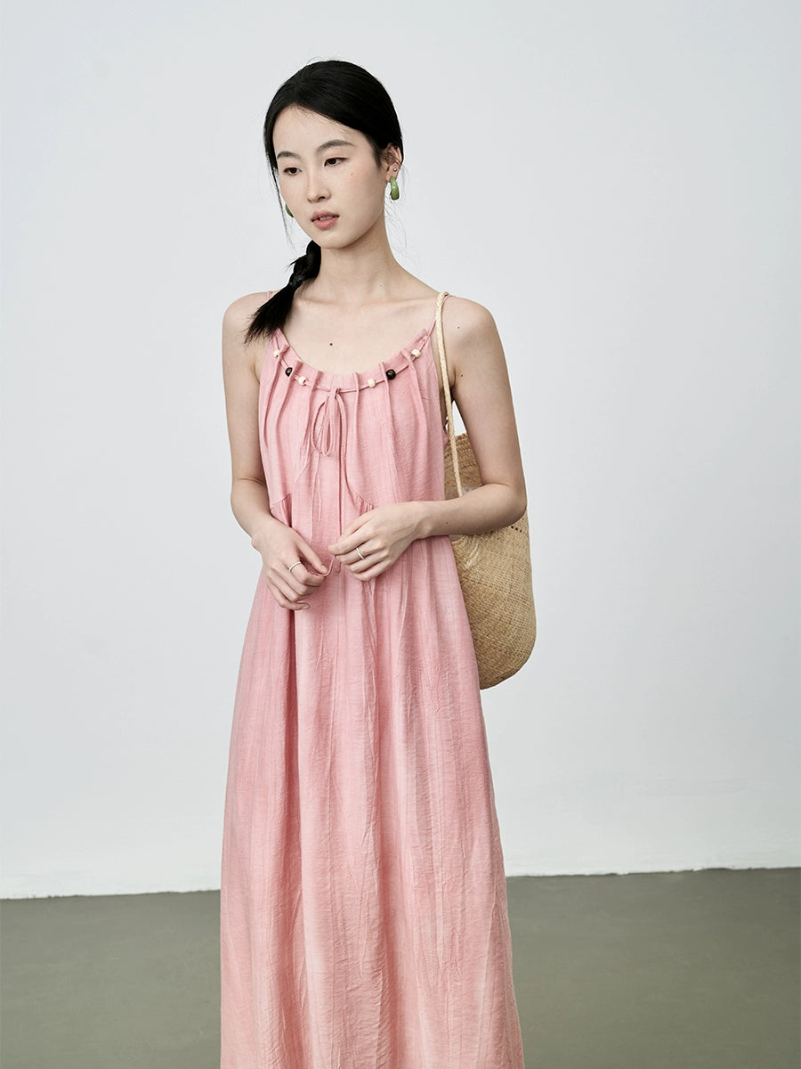 Vestido con tirantes de color rosa con efecto manchado y estilo festivo de CAREMIND, textura plisada, falda larga con una palabra 