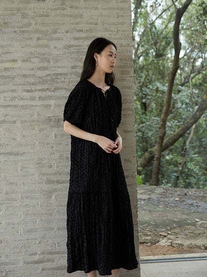 Vestido ajustado con escote en V y cordones en color negro de CAREMIND, diseño de jacquard, manga corta, falda larga plisada 