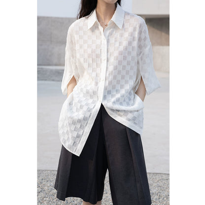 CAREMIND [Nuevo favorito de viaje] Camisa de protección solar a cuadros con textura fina blanca para mujer Camisa antiarrugas Camisa con hombros descubiertos 