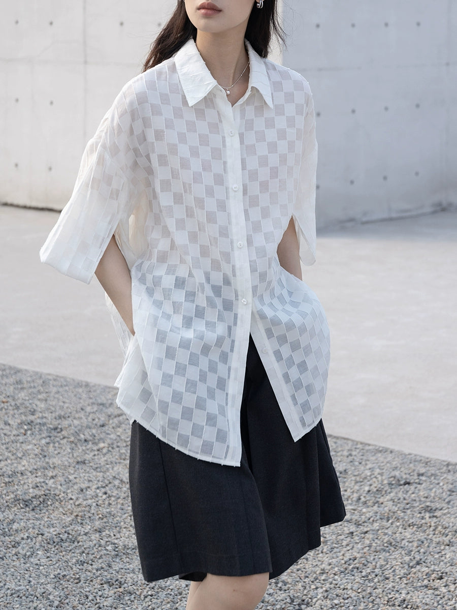 CAREMIND [Nuevo favorito de viaje] Camisa de protección solar a cuadros con textura fina blanca para mujer Camisa antiarrugas Camisa con hombros descubiertos 