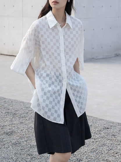 CAREMIND [Nuevo favorito de viaje] Camisa de protección solar a cuadros con textura fina blanca para mujer Camisa antiarrugas Camisa con hombros descubiertos 