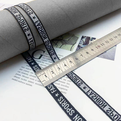 3852 Tira de prensado de borde de cinta jacquard con letras en blanco y negro de 1 cm, personalizada, para accesorios, ropa y textiles para el hogar