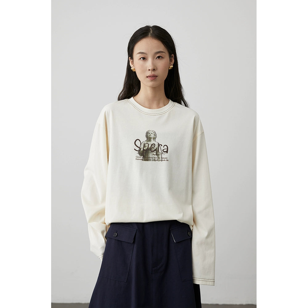 [Luz de esperanza] CAREMIND Camiseta blanca de manga larga con estampado de esculturas y cuello redondo, parte superior holgada para otoño 