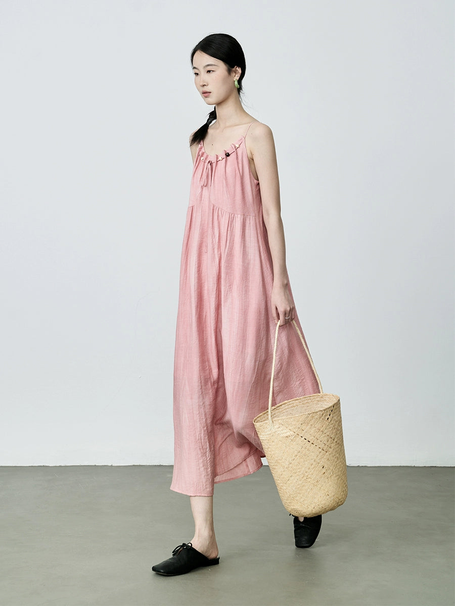 Vestido con tirantes de color rosa con efecto manchado y estilo festivo de CAREMIND, textura plisada, falda larga con una palabra 