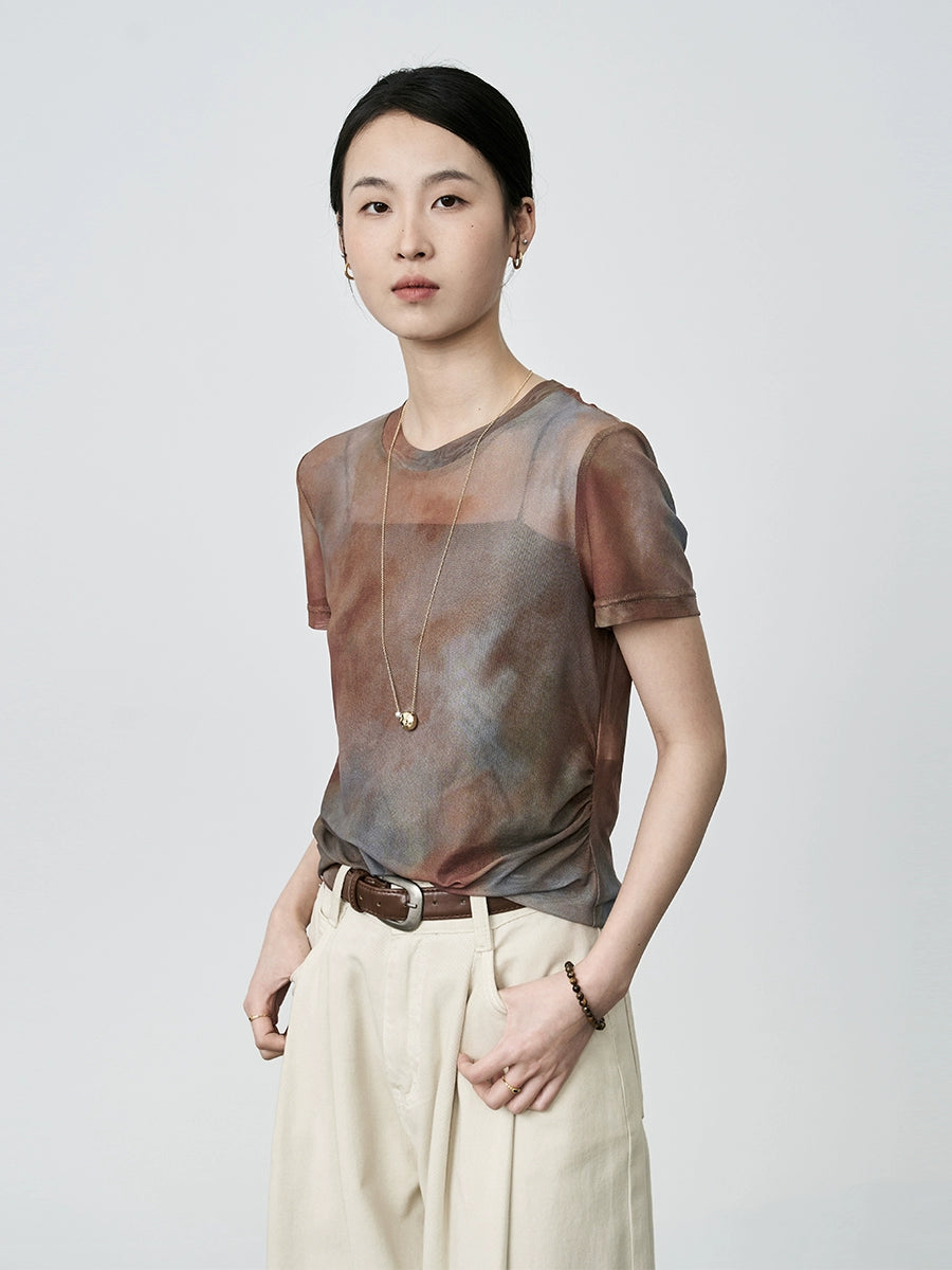 Camiseta ajustada de manga corta con cuello redondo, malla con efecto tie-dye y diseño de manchas de atardecer de CAREMIND 