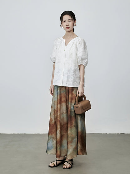 Camisa blanca clara con estampado oscuro de nicho de CAREMIND, top de manga cinco cuartos con protección solar de verano para mujer 