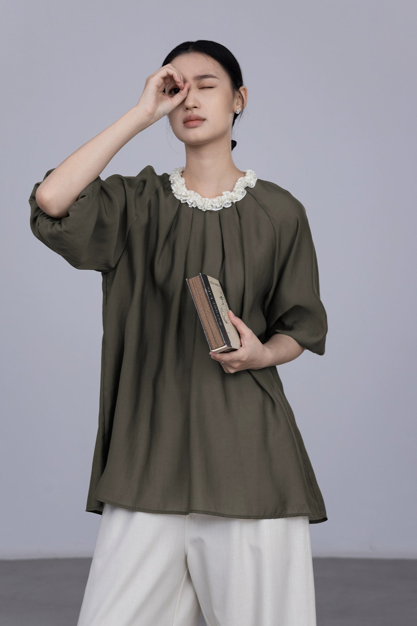 Camisa de cuello de pétalo tridimensional de industria pesada única de estilo extranjero de CAREMIND, camisa hermosa simple de manga media, nueva primavera 