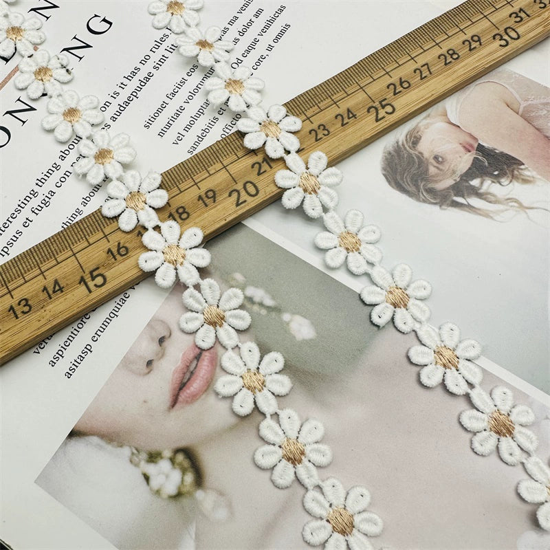 3671 Ancho 2cm pequeña margarita leche seda agua soluble bordado encaje accesorios DIY hecho a mano materiales decorativos ropa para niños