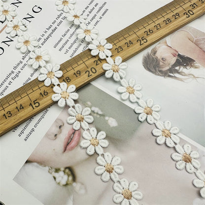 3671 Ancho 2cm pequeña margarita leche seda agua soluble bordado encaje accesorios DIY hecho a mano materiales decorativos ropa para niños