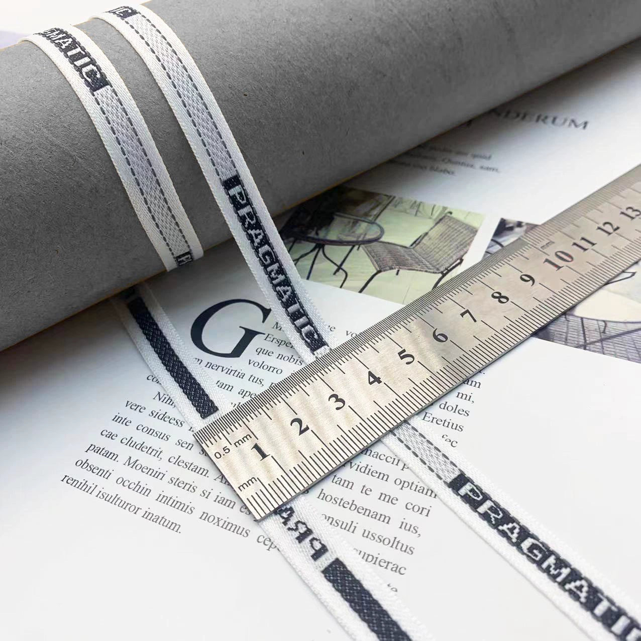 3852 Tira de prensado de borde de cinta jacquard con letras en blanco y negro de 1 cm, personalizada, para accesorios, ropa y textiles para el hogar