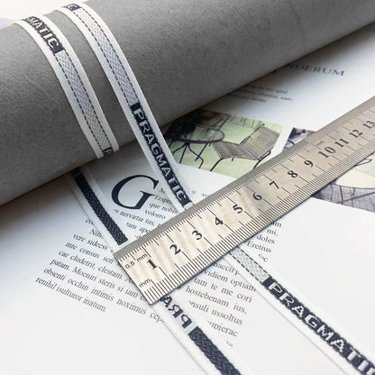 3852 Tira de prensado de borde de cinta jacquard con letras en blanco y negro de 1 cm, personalizada, para accesorios, ropa y textiles para el hogar