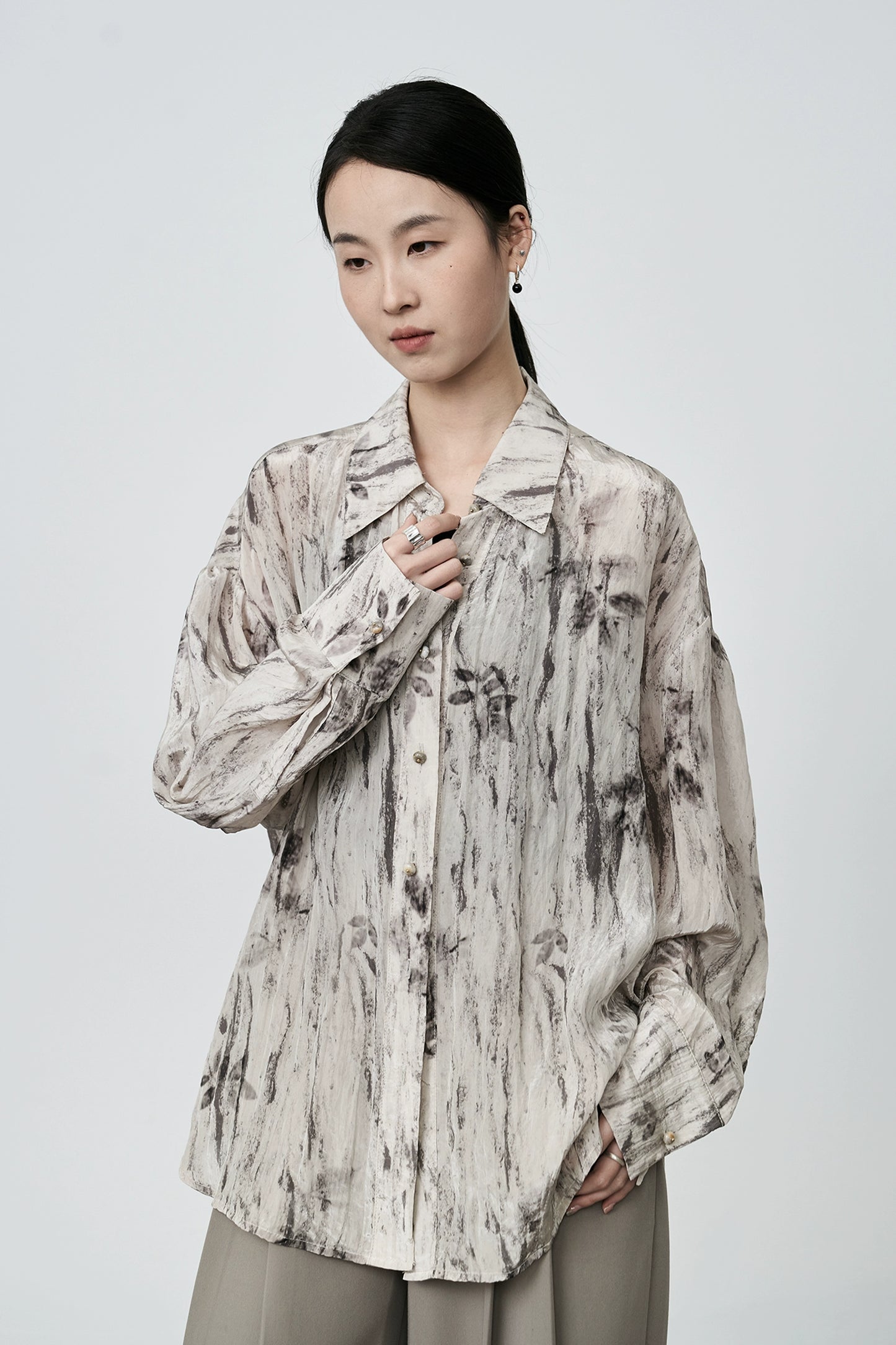 Camisa con pintura de tinta CAREMIND estilo nacional con manchas, manga larga, chaqueta superior de seda ligera para mujer estilo Hong Kong, marea 