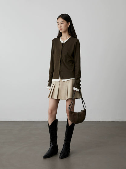 [Pliegues de cuero] Falda corta plisada de gamuza de cintura alta y versátil de CAREMIND, falda de palabra A que cubre la cadera y que parece delgada para hombres pequeños 