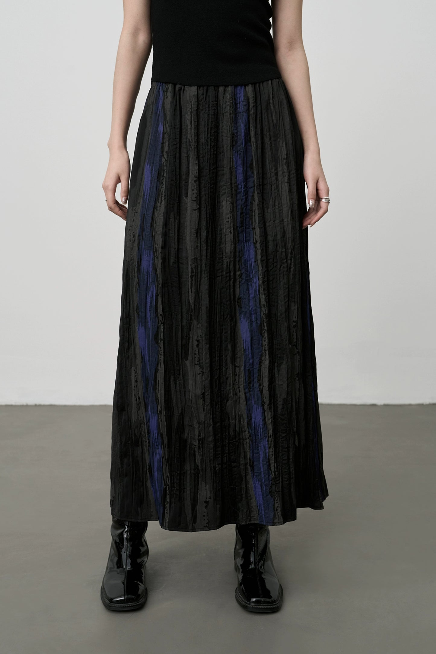 [Esmalte azul] Falda de contraste a rayas con temperamento artístico de CAREMIND, falda larga con pliegues y cintura alta de otoño 