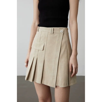 [Pliegues de cuero] Falda corta plisada de gamuza de cintura alta y versátil de CAREMIND, falda de palabra A que cubre la cadera y que parece delgada para hombres pequeños 