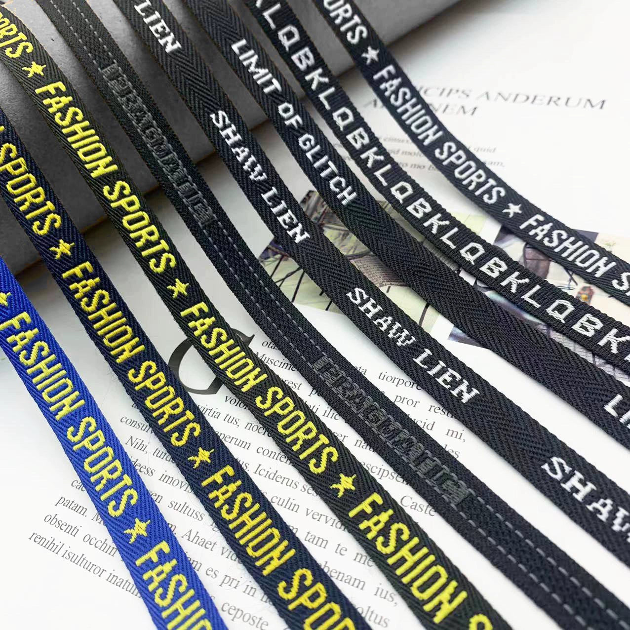 3852 Tira de prensado de borde de cinta jacquard con letras en blanco y negro de 1 cm, personalizada, para accesorios, ropa y textiles para el hogar