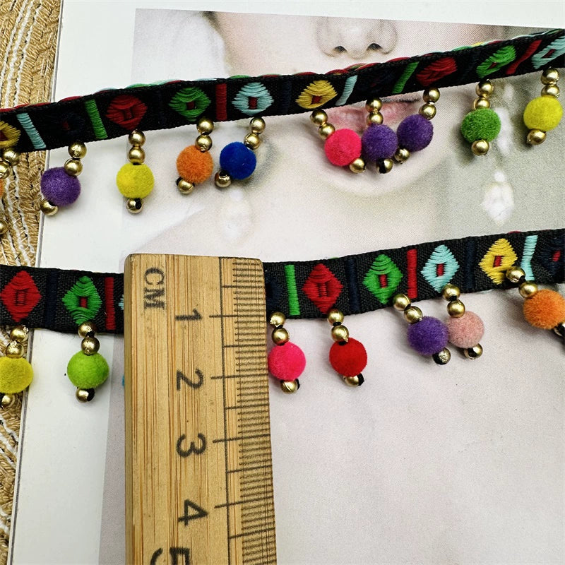 3718 Exquisita cortina de cuentas colgantes de estilo étnico con pequeñas bolas de pelo de color flor de ciruelo, accesorios de ropa para cortinas DIY de encaje