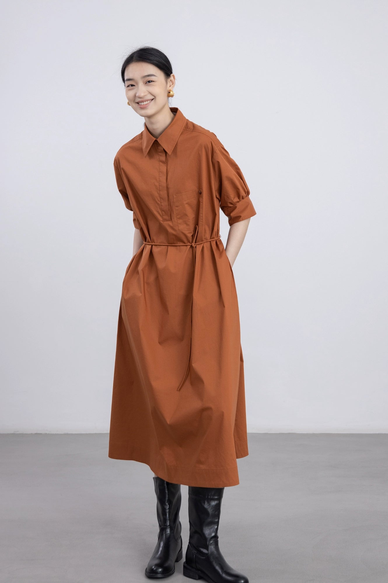 [Herramientas japonesas] El cuerpo en forma de pera de CAREMIND es ligeramente gordo, usa un vestido de cuello polo, un vestido mediano y largo de cercanías 