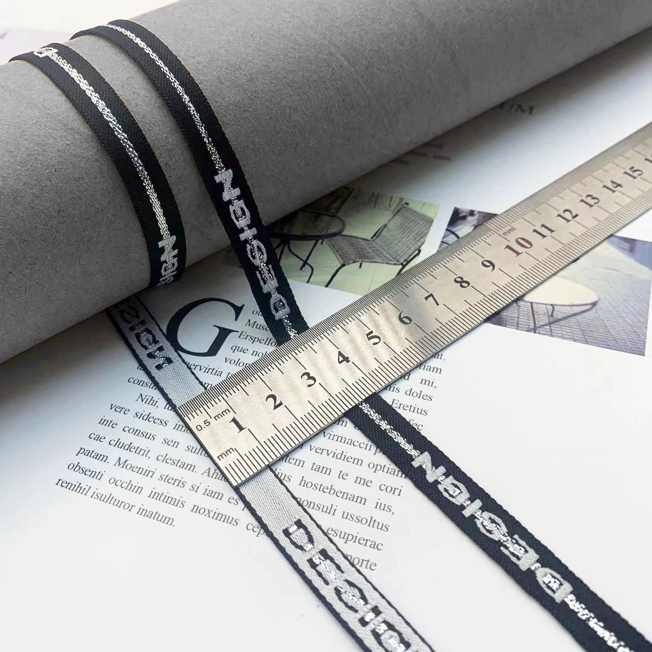 3852 Tira de prensado de borde de cinta jacquard con letras en blanco y negro de 1 cm, personalizada, para accesorios, ropa y textiles para el hogar