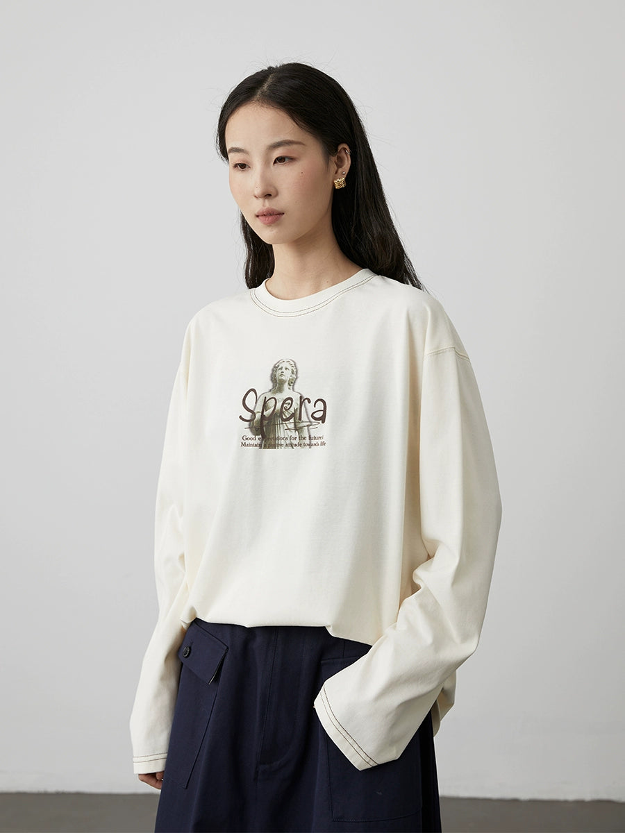 [Luz de esperanza] CAREMIND Camiseta blanca de manga larga con estampado de esculturas y cuello redondo, parte superior holgada para otoño 