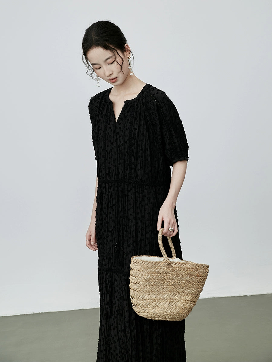 Vestido ajustado con escote en V y cordones en color negro de CAREMIND, diseño de jacquard, manga corta, falda larga plisada 