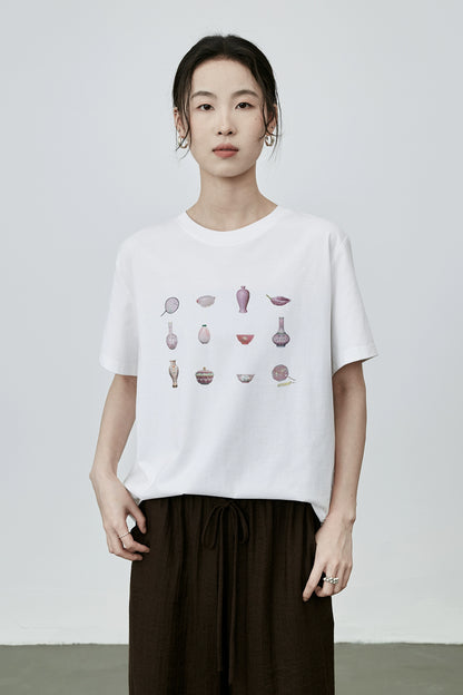 Camiseta holgada y versátil de manga corta con estampado de porcelana y elementos de estilo nacional de CAREMIND, color blanco, con cuello redondo 