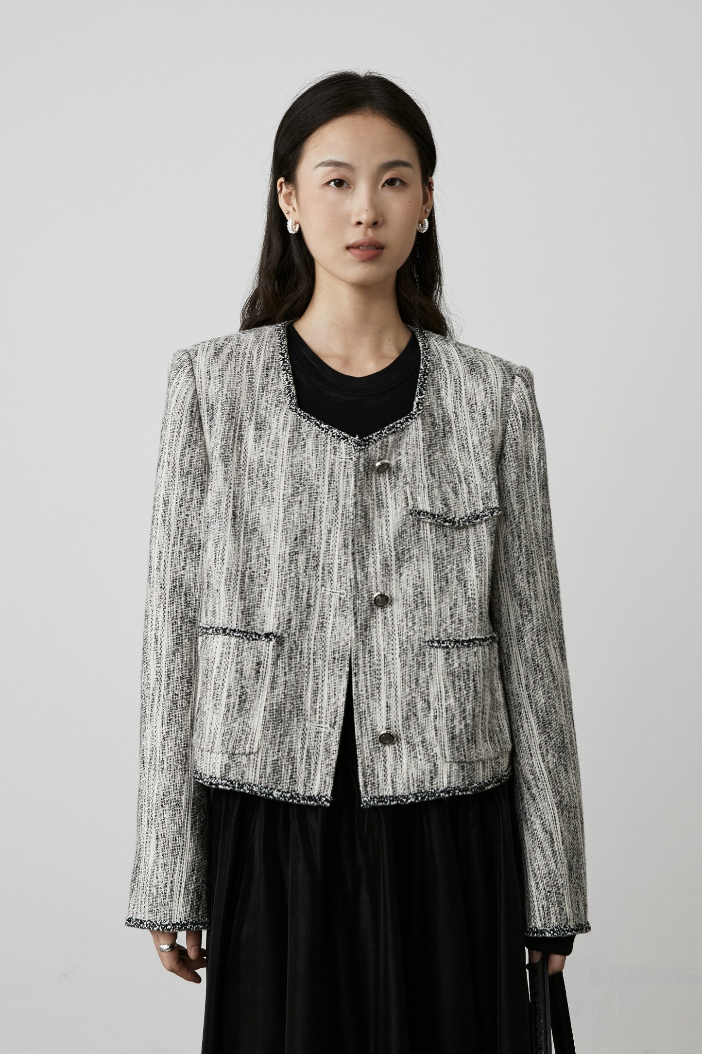 [Canción francesa] Chaqueta Xiaoxiangfeng de CAREMIND, nueva chaqueta de otoño 2024, top de algodón y lino con textura en blanco y negro 