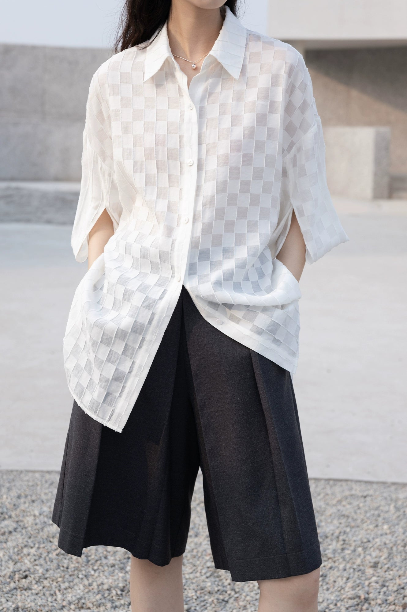 CAREMIND [Nuevo favorito de viaje] Camisa de protección solar a cuadros con textura fina blanca para mujer Camisa antiarrugas Camisa con hombros descubiertos 