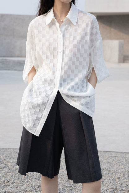 CAREMIND [Nuevo favorito de viaje] Camisa de protección solar a cuadros con textura fina blanca para mujer Camisa antiarrugas Camisa con hombros descubiertos 