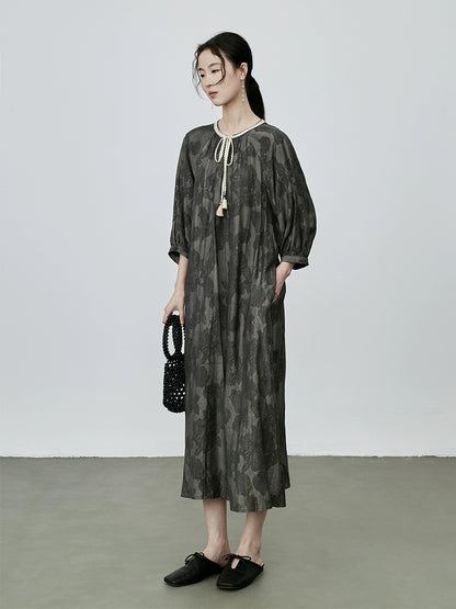 Vestido ancho con estampado de plantas en gris de CAREMIND, vestido mediano de cinco mangas y tirantes tejidos en el cuello 