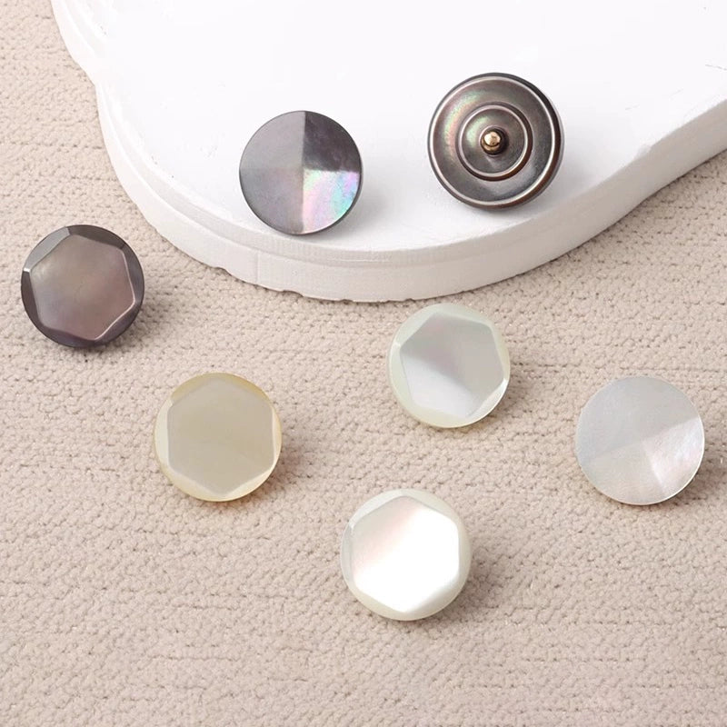 3316★ Botones de concha facetada Camisa versátil de alta gama Concha de mariposa blanca Botones de concha de mariposa negra Suéter cárdigan Botones pequeños