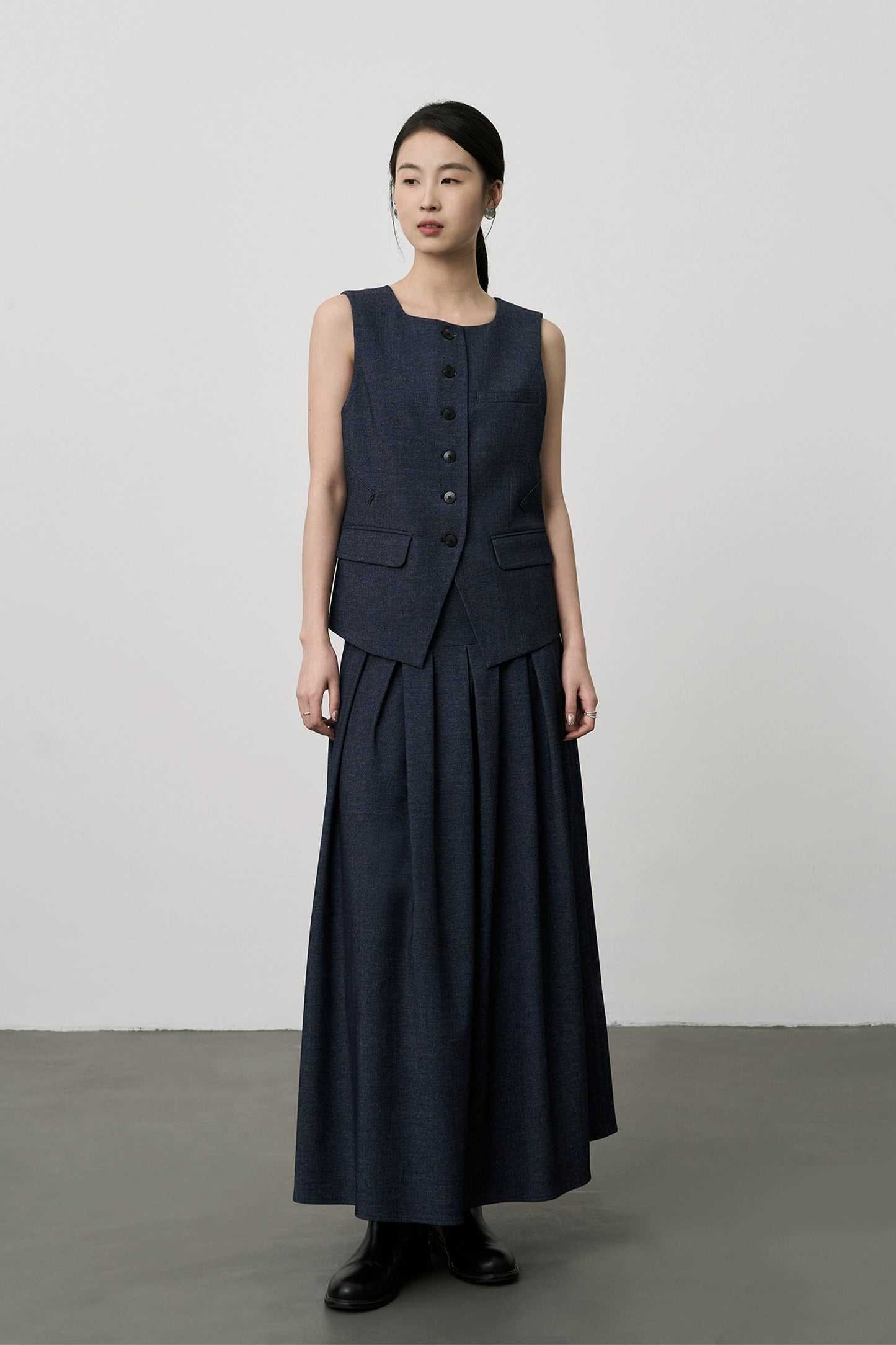 Conjunto de dos piezas de falda plisada fina y cintura alta con chaleco sin mangas de lujo francés ligero de CAREMIND 