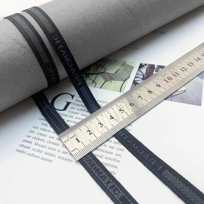 3852 Tira de prensado de borde de cinta jacquard con letras en blanco y negro de 1 cm, personalizada, para accesorios, ropa y textiles para el hogar
