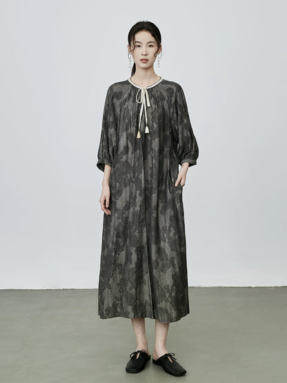 Vestido ancho con estampado de plantas en gris de CAREMIND, vestido mediano de cinco mangas y tirantes tejidos en el cuello 