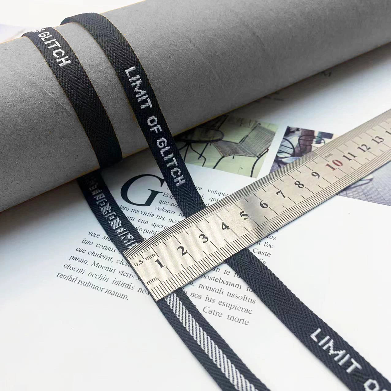 3852 Tira de prensado de borde de cinta jacquard con letras en blanco y negro de 1 cm, personalizada, para accesorios, ropa y textiles para el hogar