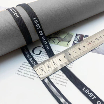 3852 Tira de prensado de borde de cinta jacquard con letras en blanco y negro de 1 cm, personalizada, para accesorios, ropa y textiles para el hogar