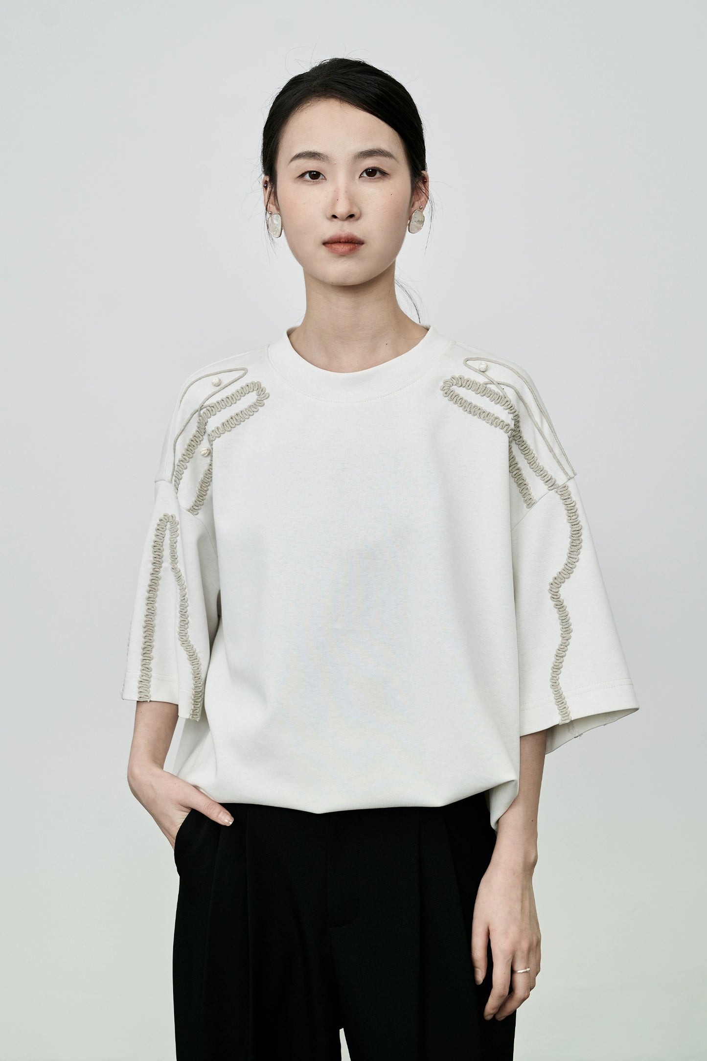 Camiseta informal holgada hecha a mano con cuentas de CAREMIND, patrón de papel industrial pesado, blusa bordada china de manga corta 