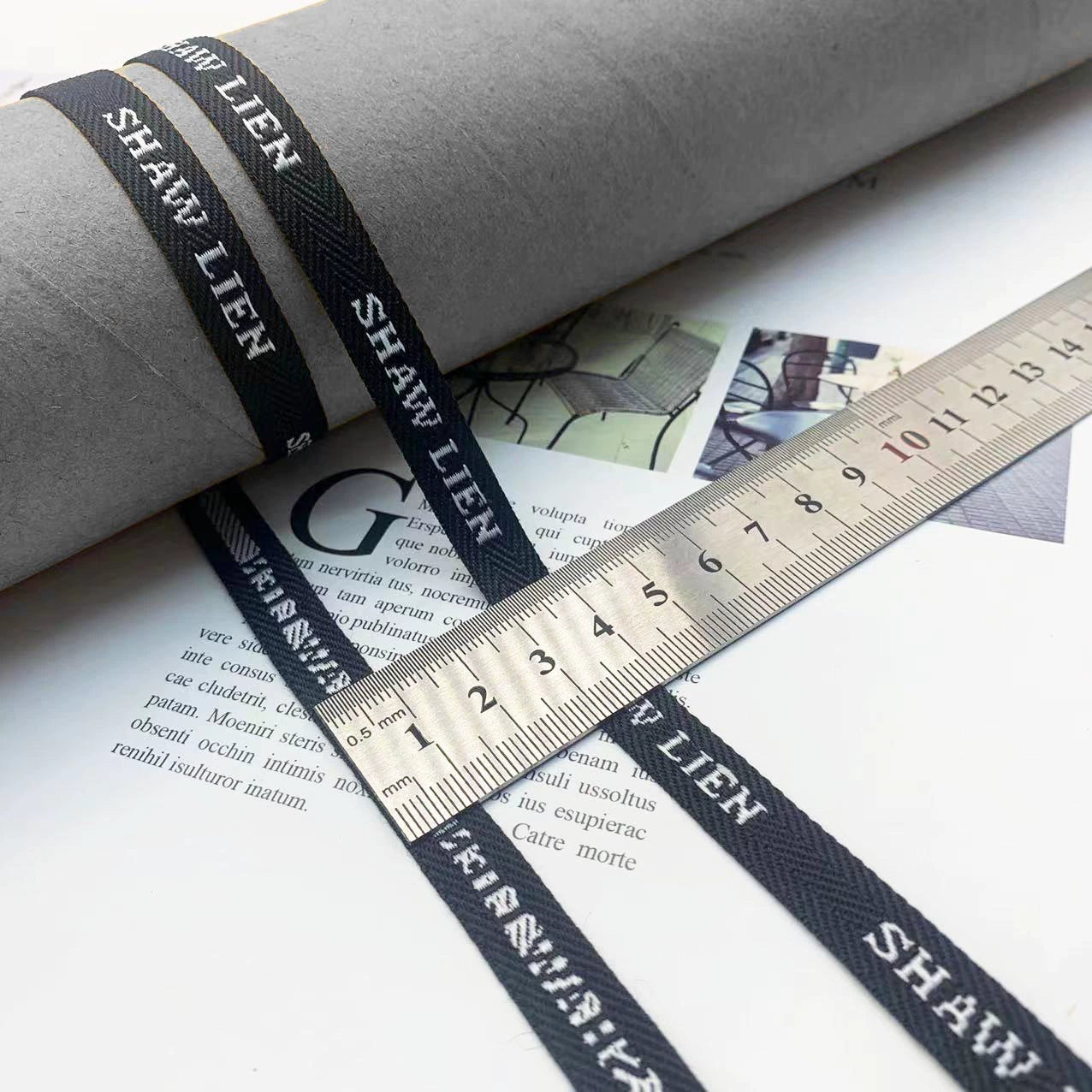 3852 Tira de prensado de borde de cinta jacquard con letras en blanco y negro de 1 cm, personalizada, para accesorios, ropa y textiles para el hogar