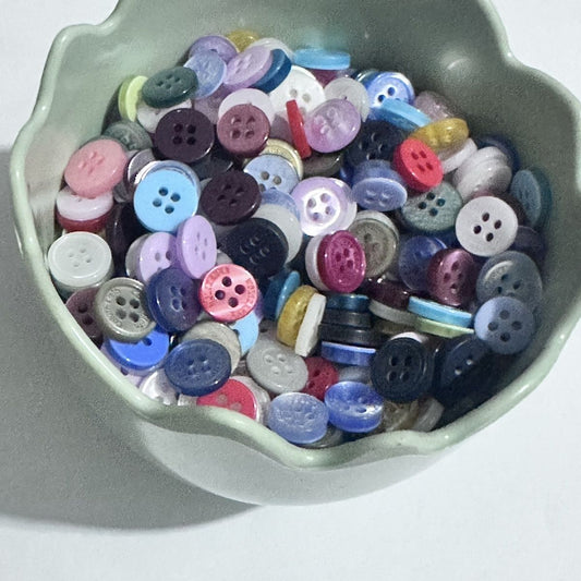 3021  Color pearlescent resin four-eye button shirt clothes narrow-sided buttons DIY children's handmade decorative accessories accessories