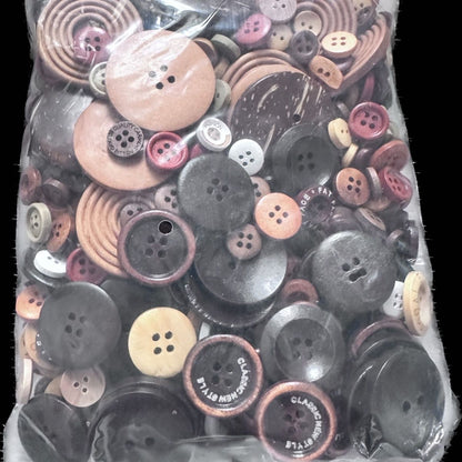 3042  Wooden buttons, 20 styles of handmade clothes, 10 pcs each, random styles.