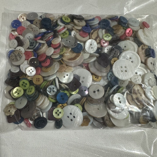 3002  Random style, color, size, natural shell handmade clothes buckle correctly, a total of 200 pieces