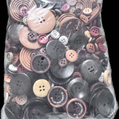 3042  Wooden buttons, 20 styles of handmade clothes, 10 pcs each, random styles.