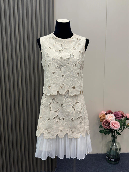 8031★ Französisches High-End-Stickerei-Hohlspleiß-ärmelloses Kleid für Damen im Sommerdesign mit Temperament und kurzem Rock