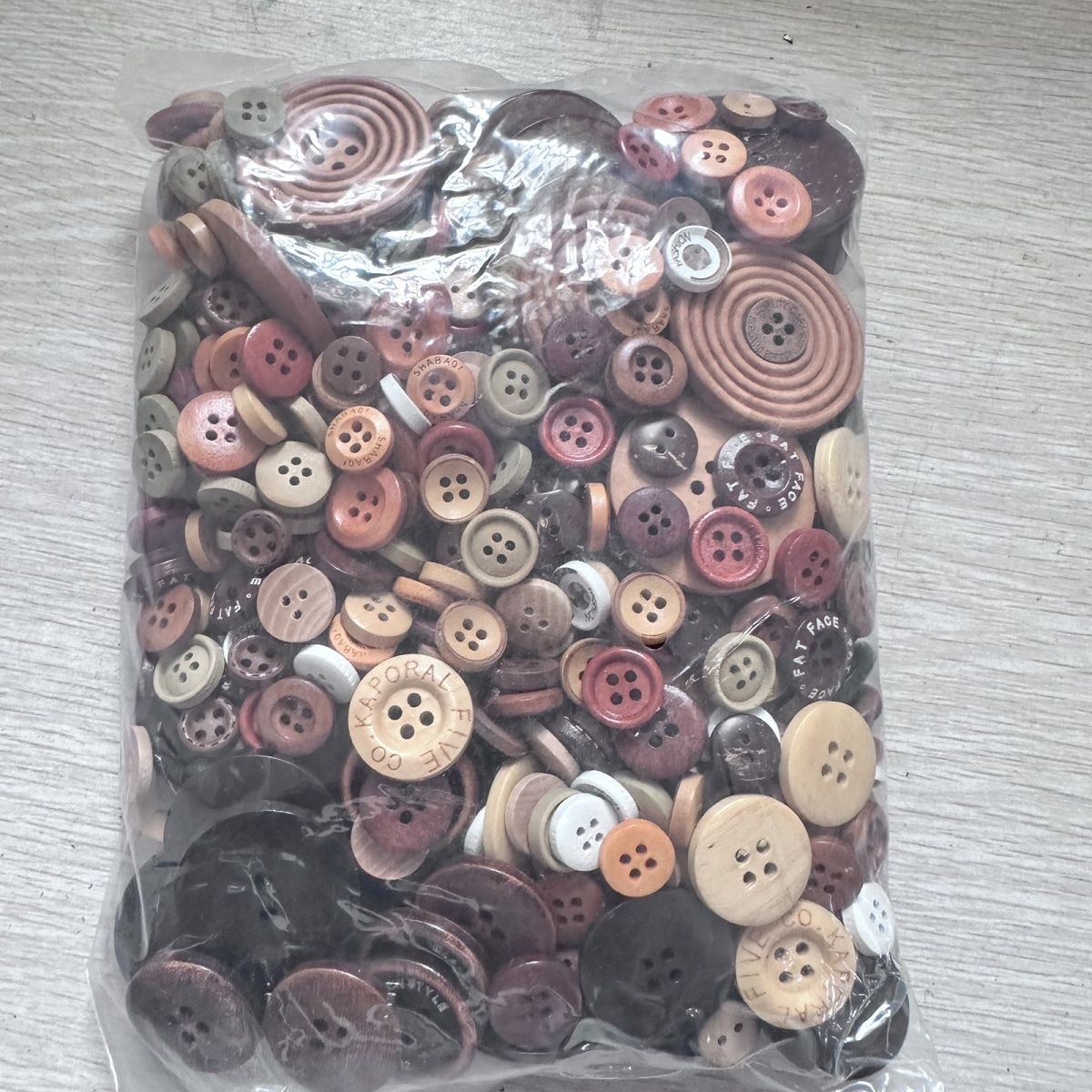 3042  Wooden buttons, 20 styles of handmade clothes, 10 pcs each, random styles.