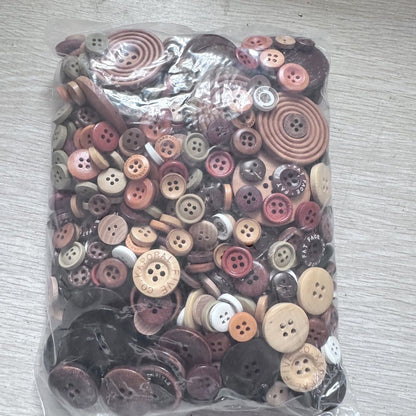 3042  Wooden buttons, 20 styles of handmade clothes, 10 pcs each, random styles.