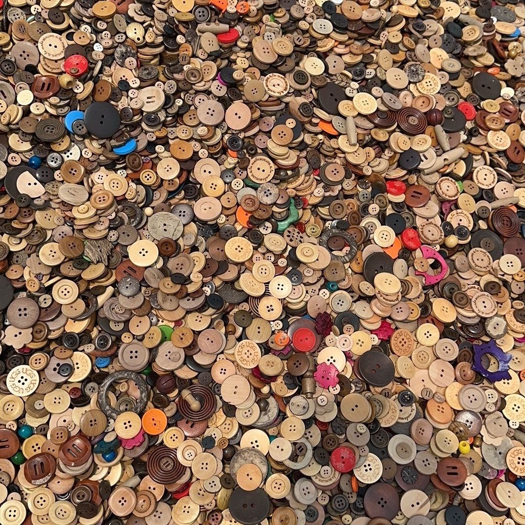 3040  Natural wood products, random wood products buttons, round button beads, single-hole signs, no-hole patches.